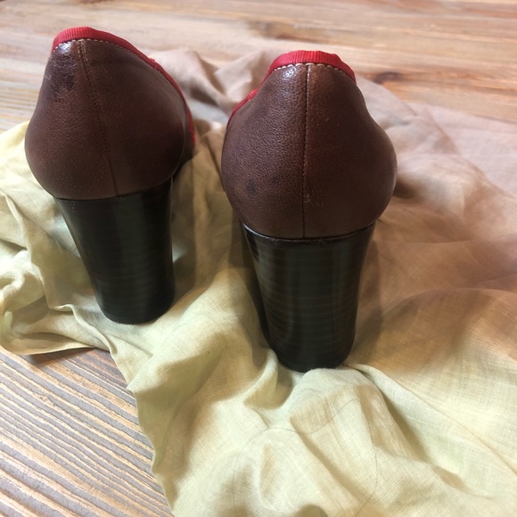 Nine West Heels with Buckles and Red Trim - Picture 7 of 8